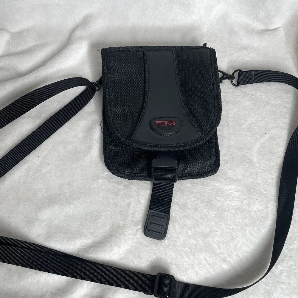 TUMI T2 Nylon Wallet Passport Bag Pouch Travel Card Case Ballistic Crossbody